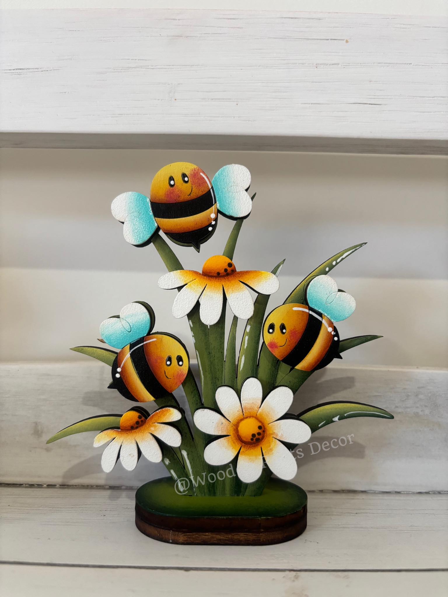 BEE SHELF SITTER